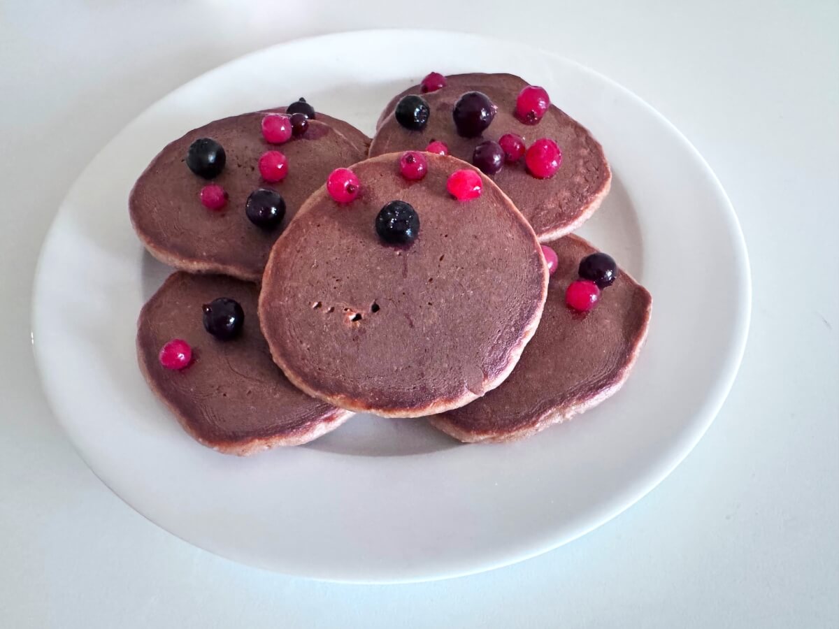 Chocolate Protein Banana Pancakes (7 Pancakes, 375 Calories Total)