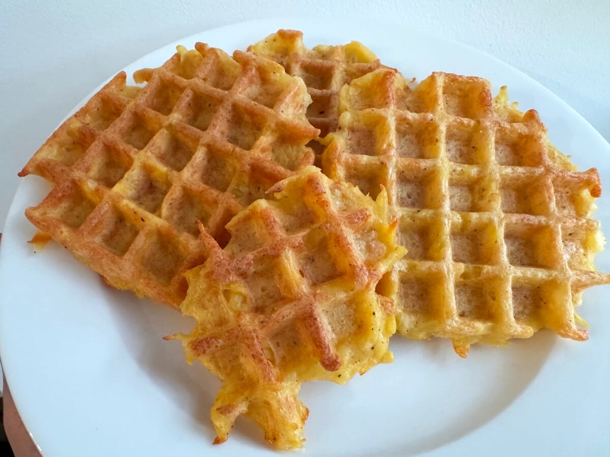 No-Oil Waffle Maker Hash Browns (336 Calories)