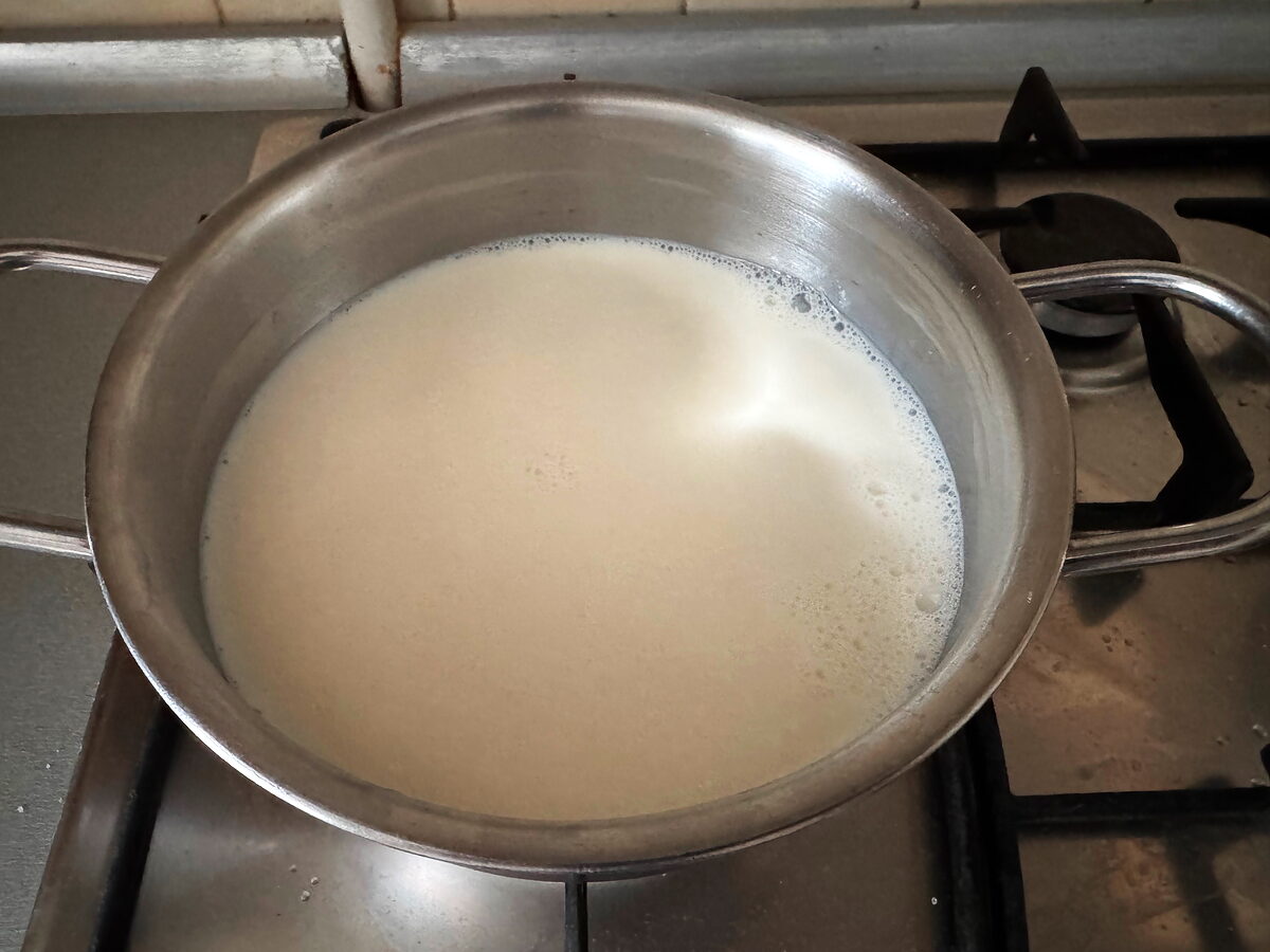 Pour the milk into a saucepan