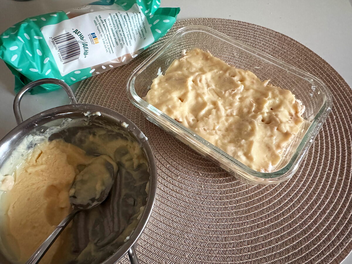 Spread the rest of the custard