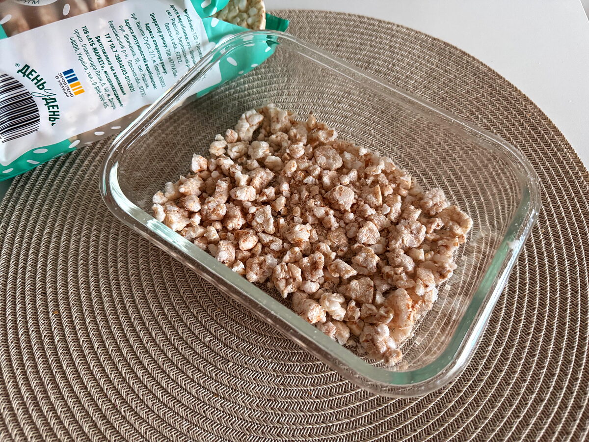 Crush the rice cakes and lay the first layer
